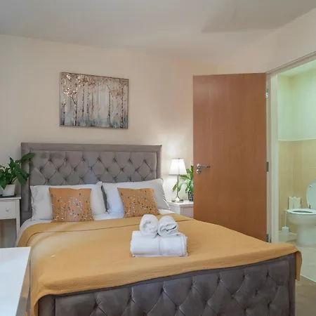 Steps Away From New Street Station & 2 Beds & 2 Baths Flat At Center *