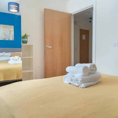 Steps Away From New Street Station & 2 Beds & 2 Baths Flat At Center Birmingham