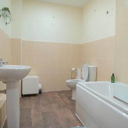 Steps Away From New Street Station & 2 Beds & 2 Baths Flat At Center