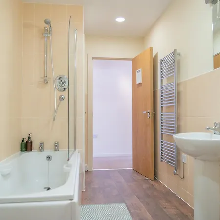Appartement Steps Away From New Street Station & 2 Beds & 2 Baths Flat At Center