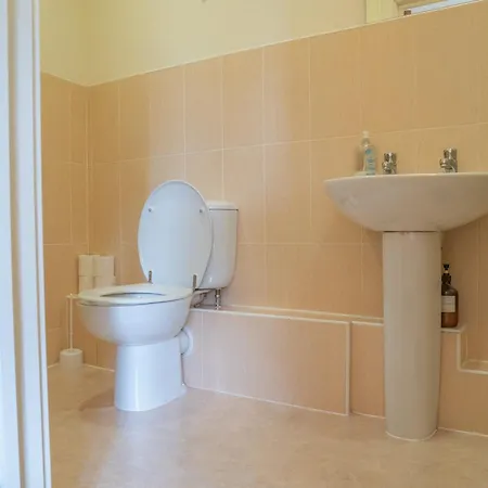 Steps Away From New Street Station & 2 Beds & 2 Baths Flat At Center Appartement