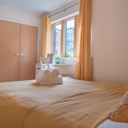 Steps Away From New Street Station & 2 Beds & 2 Baths Flat At Center Birmingham