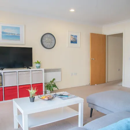 Steps Away From New Street Station & 2 Beds & 2 Baths Flat At Center Birmingham