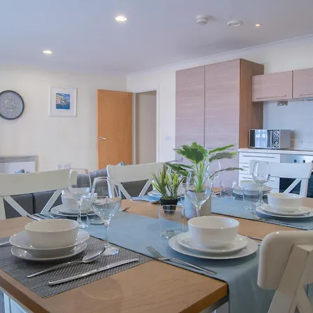 Steps Away From New Street Station & 2 Beds & 2 Baths Flat At Center *