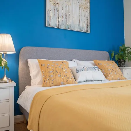 Steps Away From New Street Station & 2 Beds & 2 Baths Flat At Center Birmingham