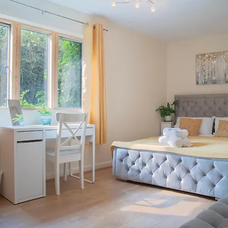 Steps Away From New Street Station & 2 Beds & 2 Baths Flat At Center Appartement *