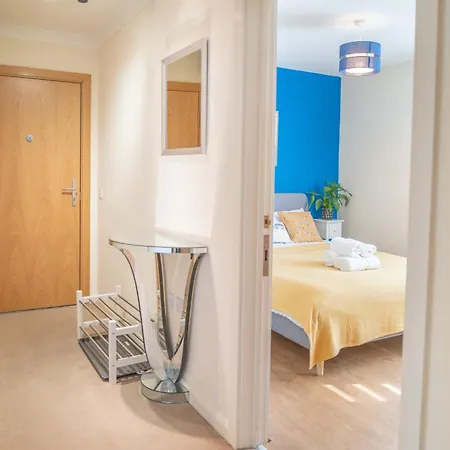 Steps Away From New Street Station & 2 Beds & 2 Baths Flat At Center *
