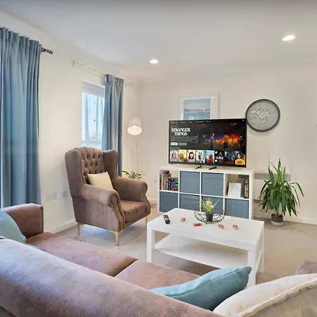 Steps Away From New Street Station & 2 Beds & 2 Baths Flat At Center * Birmingham